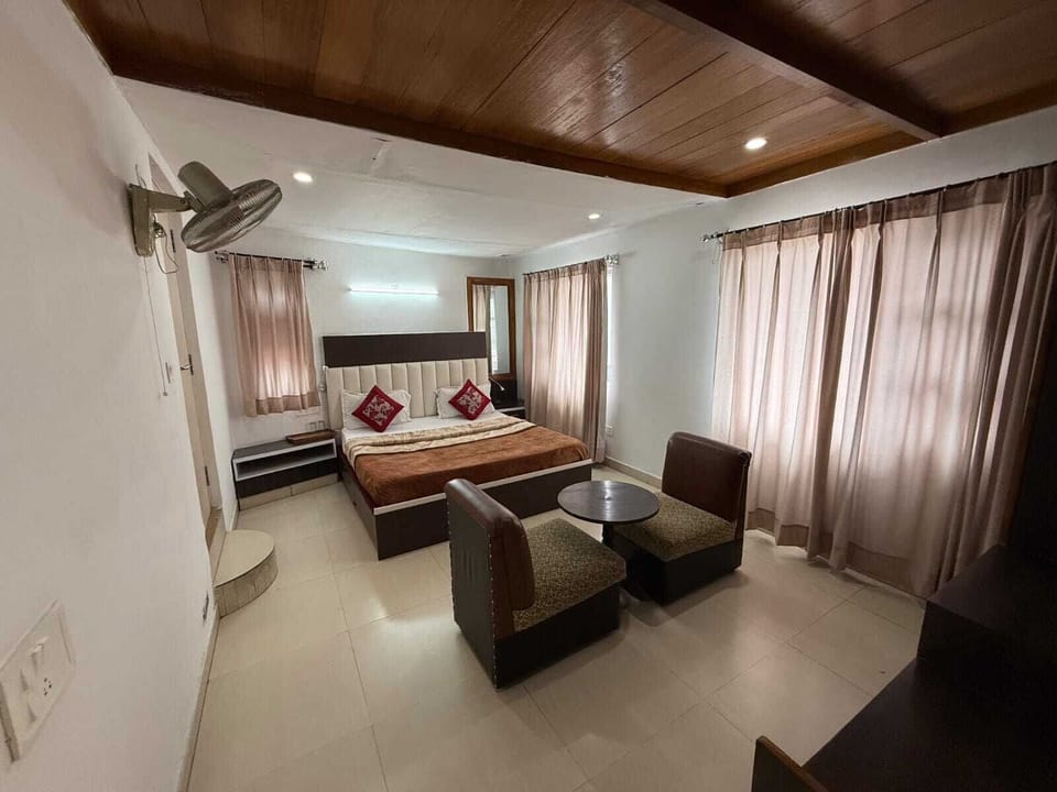 Executive Studio | Desk, WiFi (free)