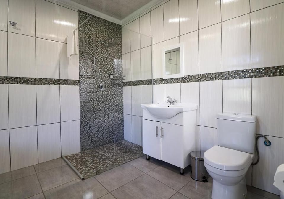 Deluxe Suite, Balcony, Pool View | Bathroom | Shower, free toiletries, hair dryer, towels