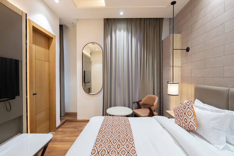 Deluxe City View Room  | Hypo-allergenic bedding available, minibar, in-room safe, desk