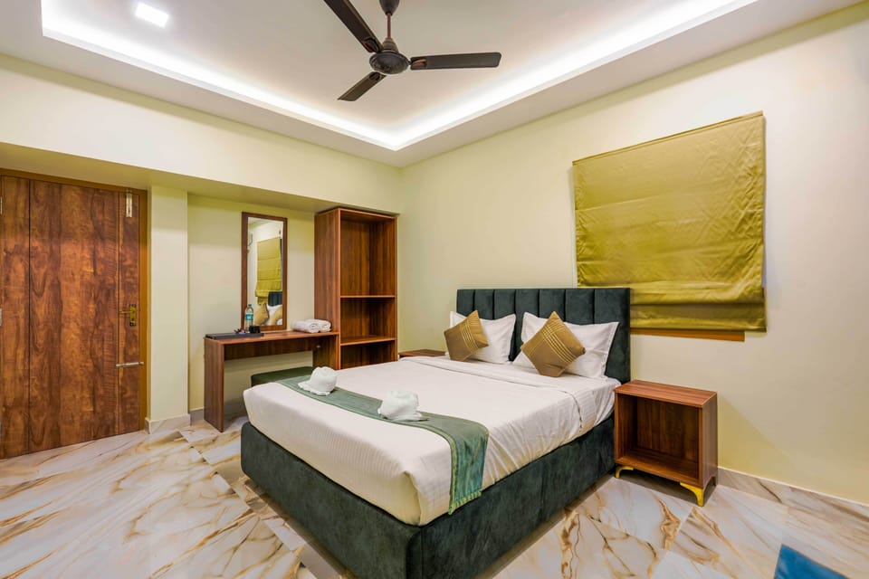 Deluxe Room, Balcony, City View | Desk, WiFi (free)