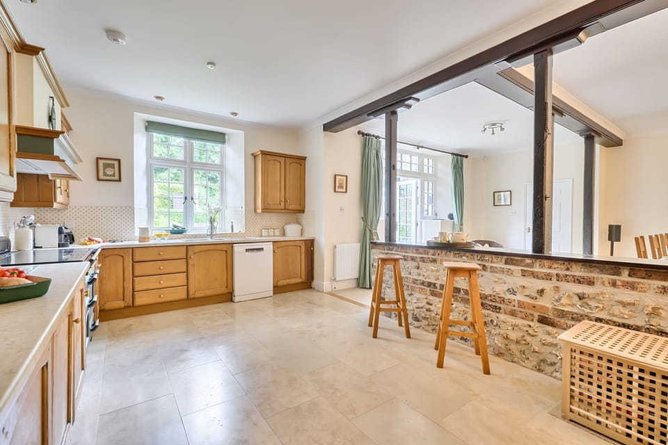 Piddlehinton Coach House: The generous kitchen has plenty of storage space