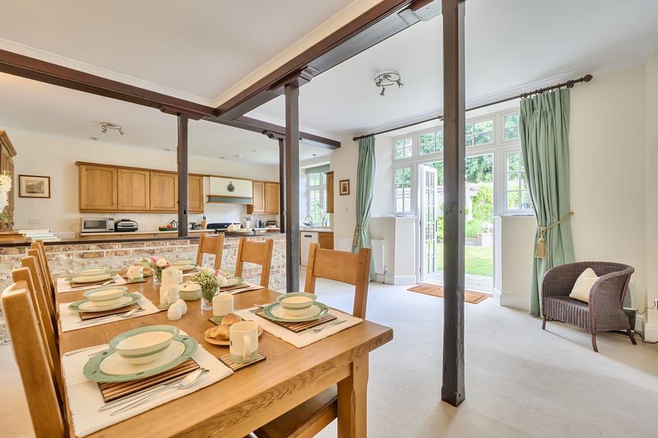 Piddlehinton Coach House:  The spacious kitchen and dining room with doors to the garden