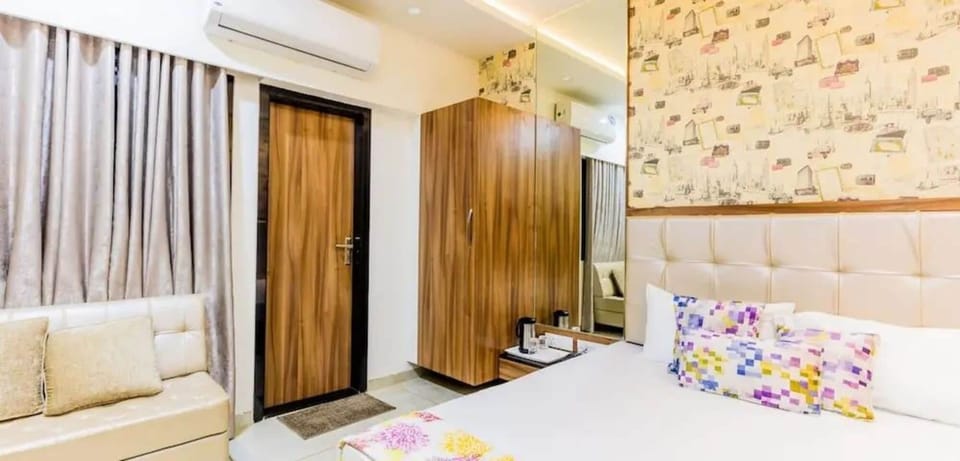 Iron/ironing board, WiFi (free)