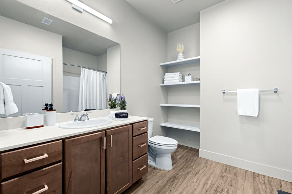 Brand New 2BR - 2 King Beds Pool Gym Apartment in Reno