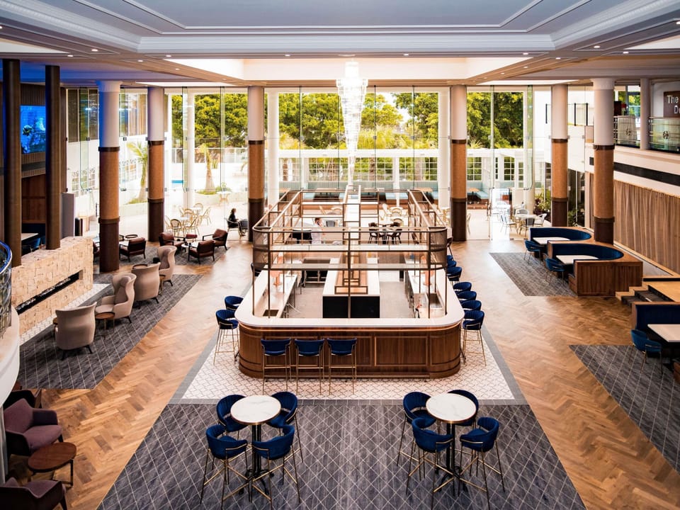 4 bars/lounges, sports bar