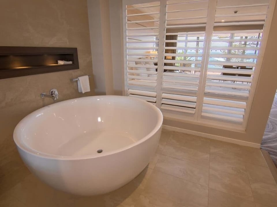 Beachfront Suite, 1 King bed with Sofa Bed | Premium bedding, pillowtop beds, in-room safe, desk