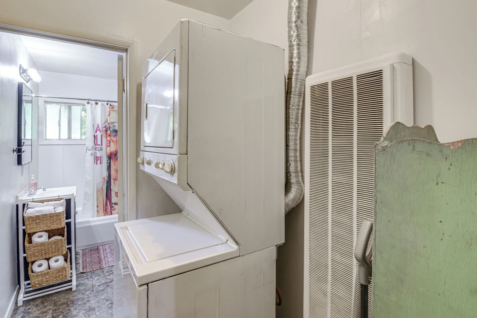 Walk to Downtown Chico! Tree-lined Apt w/ Deck Cottage in Chico