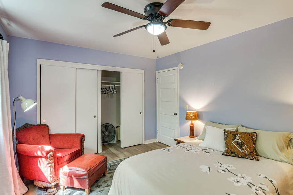 Walk to Downtown Chico! Tree-lined Apt w/ Deck Cottage in Chico