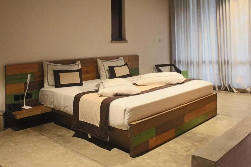 Deluxe Room, Balcony, Lake View | In-room safe, desk, iron/ironing board, WiFi (free)