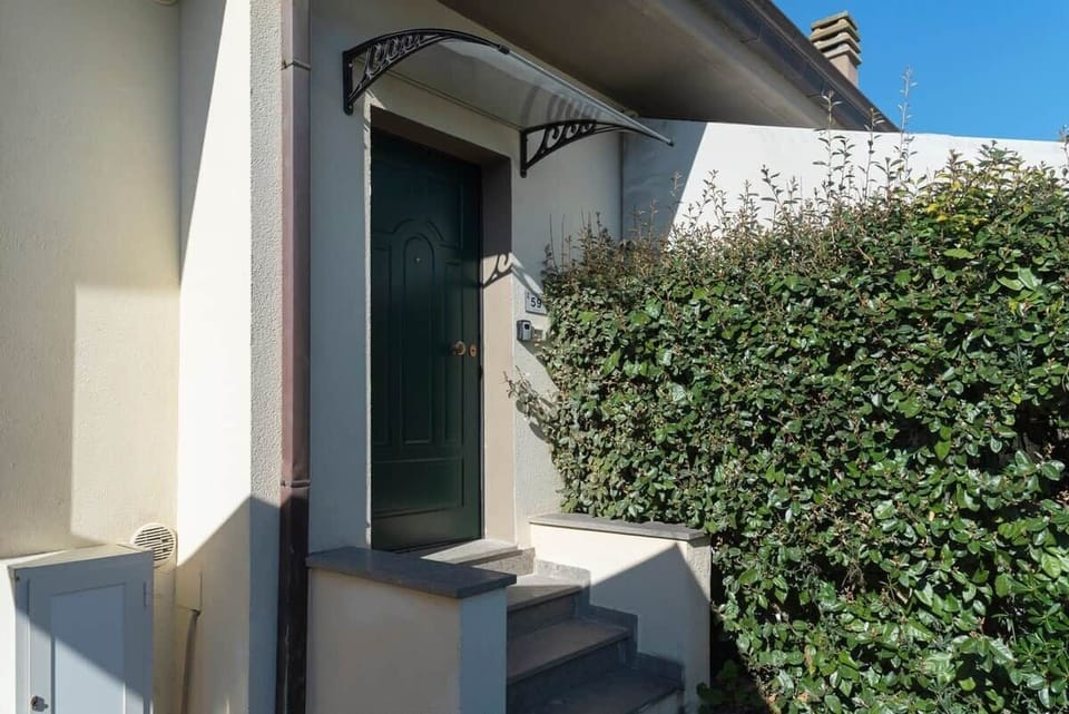 Ingresso indipendente della casa, da cui si accede anche al giardino 