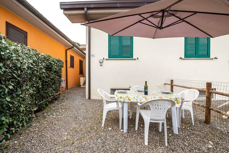 Ampio giardino privato e recintato per la massima sicurezza e privacy. Troverai un tavolo con sedie e un ombrellone per goderti l'aria aperta in ogni momento della giornata. Uno spazio esclusivo per il tuo relax estivo! ⛱️