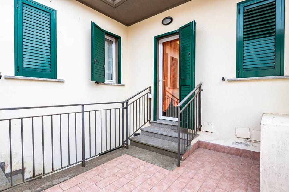 Vivi l'esterno nella tua area privata recintata. Dehor attrezzato con tavolo, sedie e ombrellone: l'ideale per colazioni al sole o cene fresche dopo una giornata al mare. Il tuo angolo di paradiso a Marina di Grosseto. 