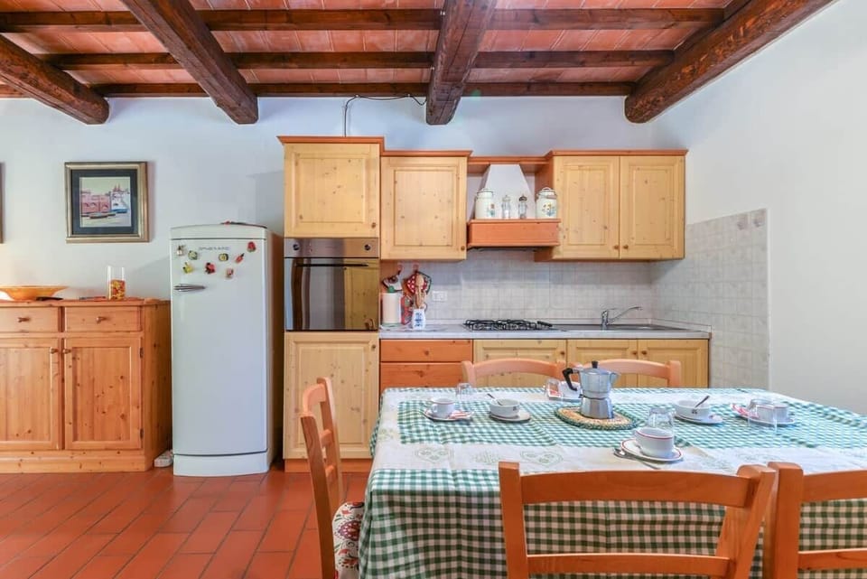 Smart working a Castel del Piano: parcheggio privato, self check-in e piscina. Non lontano dalla Val d'Orcia, San Filippo, Saturnia e Monte Amiata. Ideale per soggiorni di lavoro, restando vicino alle piste da neve per un weekend di svago rigenerante