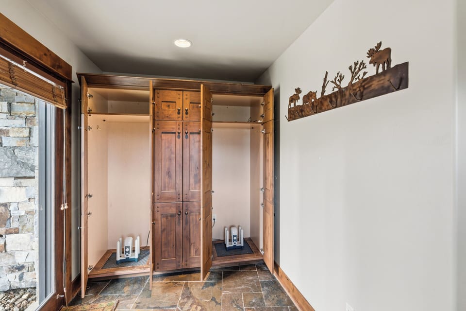 Duke's Ski Room 2