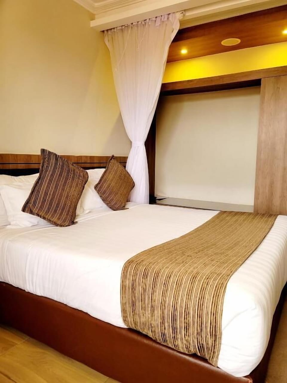 Standard Room, Non Smoking, Mountain View | In-room safe, desk, laptop workspace, soundproofing