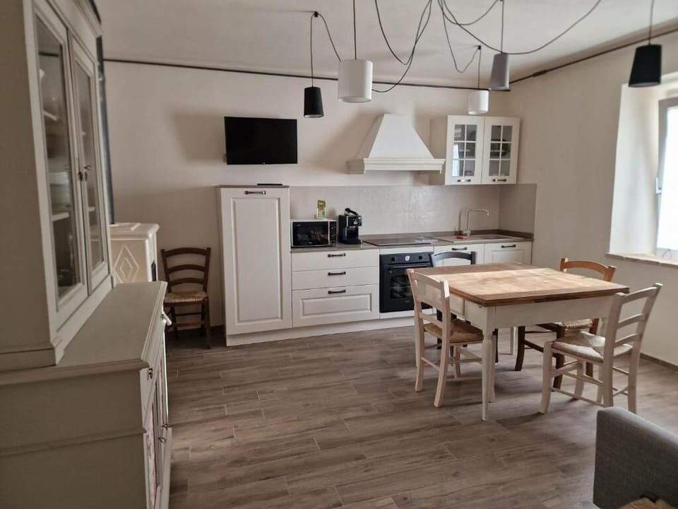 Deluxe Apartment, Garden View | Private kitchen