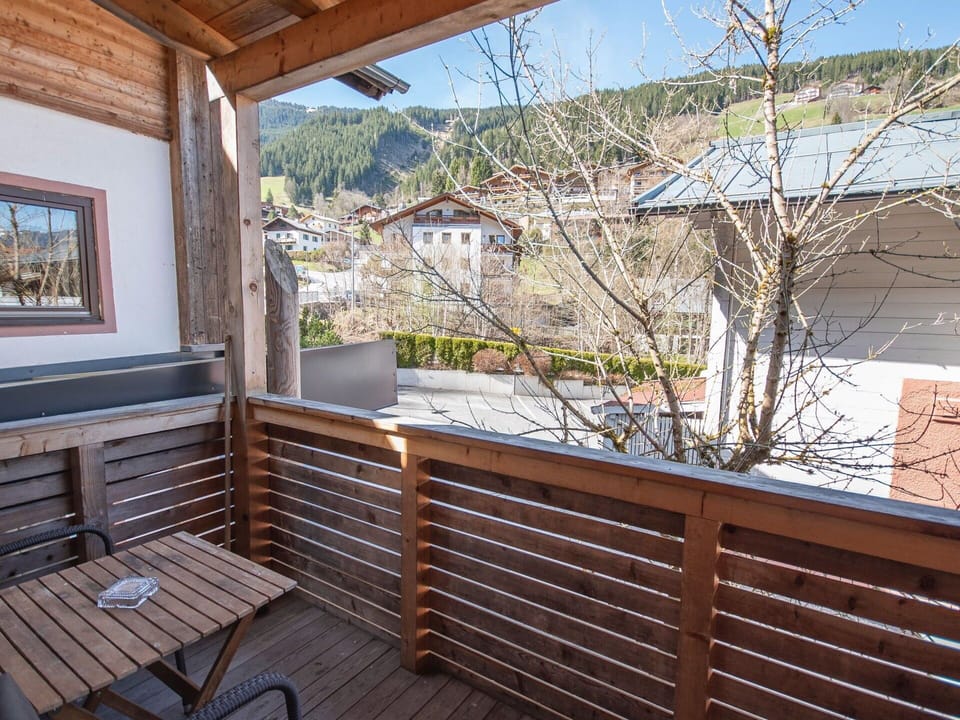 Wood, Wood Stain, Hardwood, Balcony, Porch, Plank, Deck, Plywood, Daylighting, Handrail