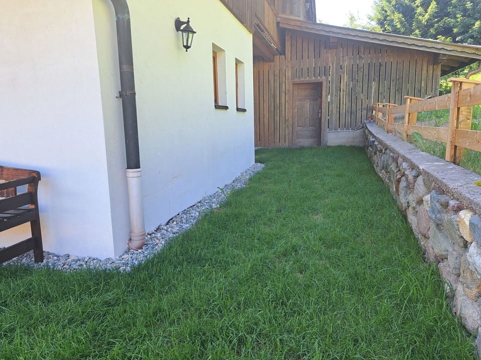 Lawn, Garden, Backyard, Yard, Landscaping, Artificial Turf, Walkway, Courtyard, Farmhouse
