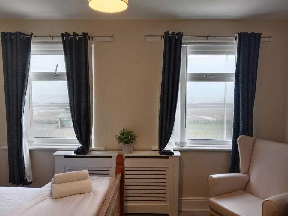 Deluxe Double Room, Sea View | Blackout drapes, iron/ironing board (on request), WiFi (free)