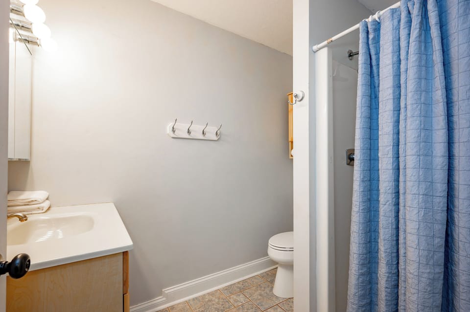 Upper Level Shared Bath
