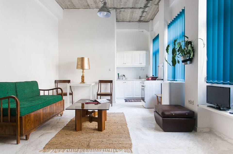 Standard Studio (B) | Living room | Flat-screen TV