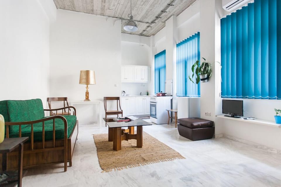Standard Studio (B) | Living room | Flat-screen TV