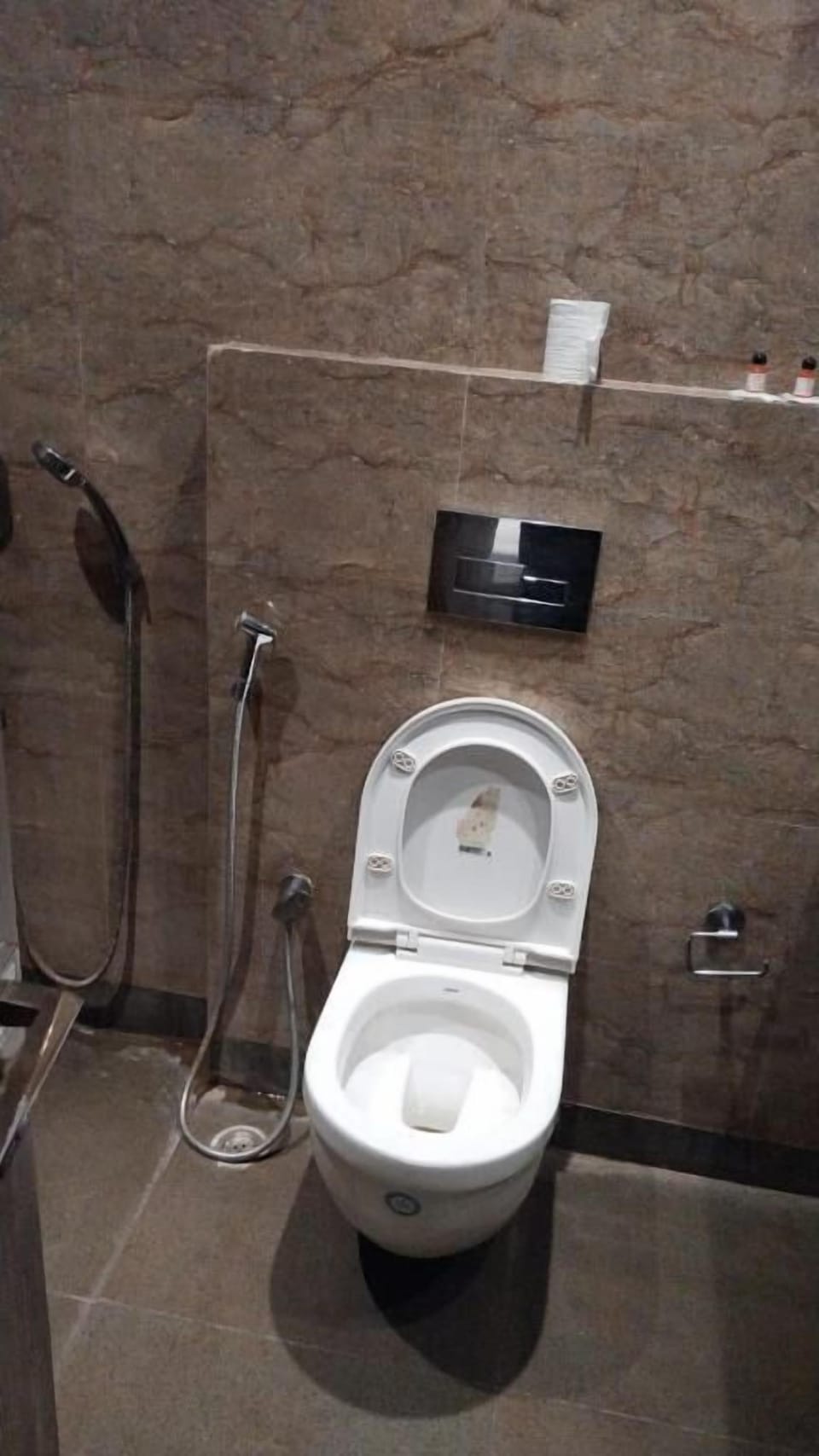 Deluxe Double Room, City View | Bathroom | Free toiletries, slippers, soap, shampoo