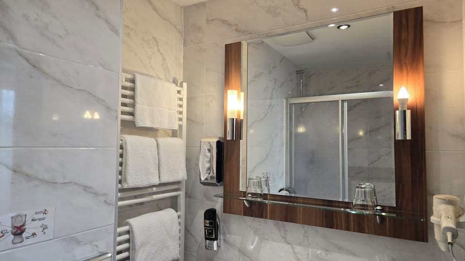 Twin Room (bunk bed) | Bathroom | Shower, free toiletries, towels