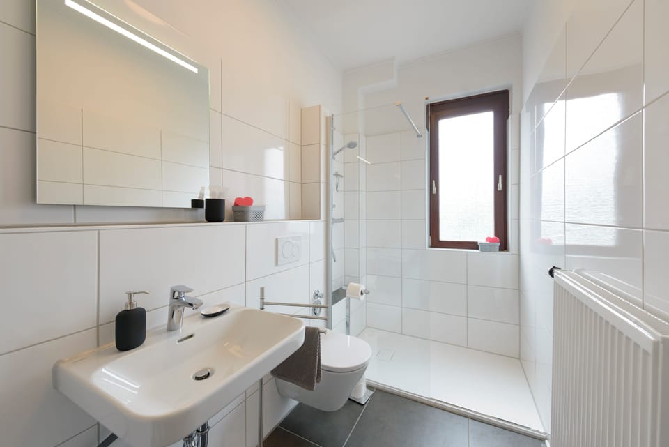 Badezimmer: Modernes Bad in Weiß