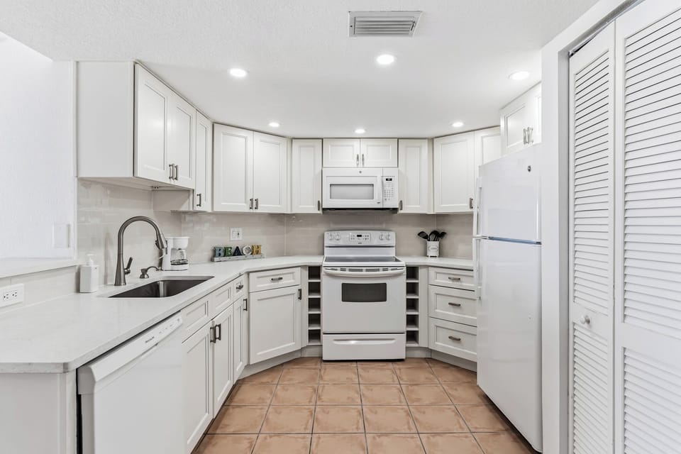 JC Resorts Beach Palms 408 Kitchen Indian Shores-2(2048 Pixels)16