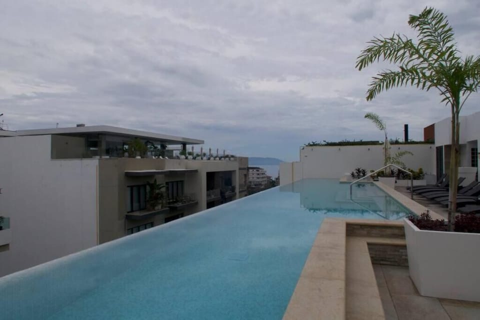 Outdoor pool, pool umbrellas, sun loungers