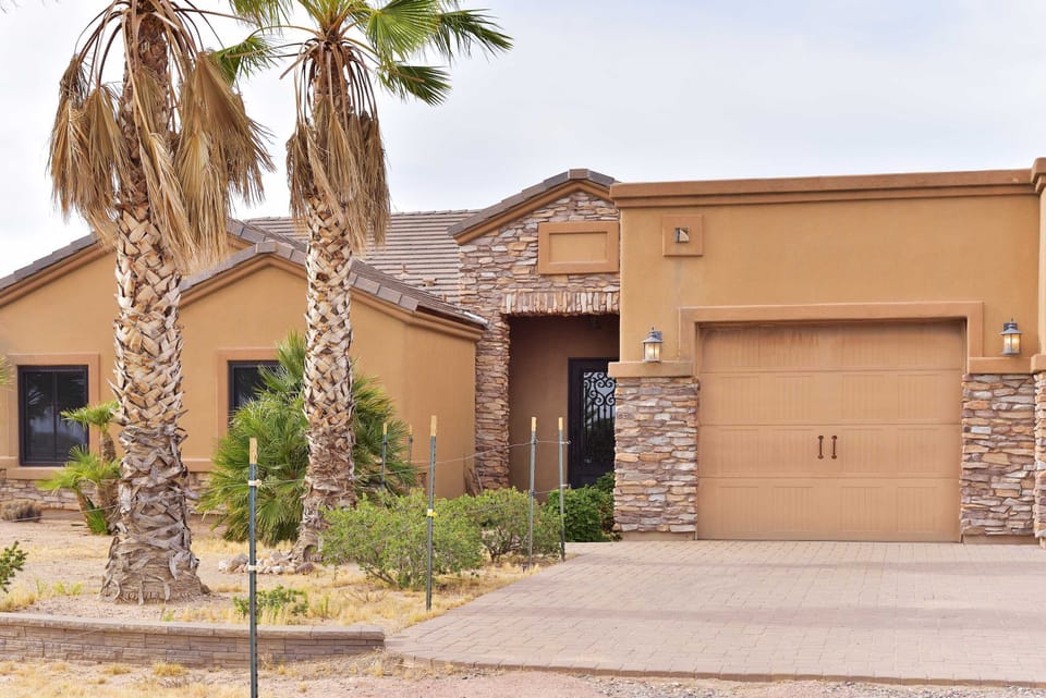 The main house at Rockcastle Ranch offers easy access and plenty of parking for guests. 