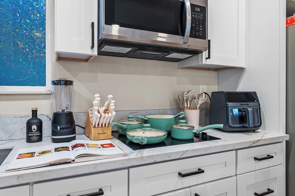 Well-equipped kitchenette with everything you need for simple meals.