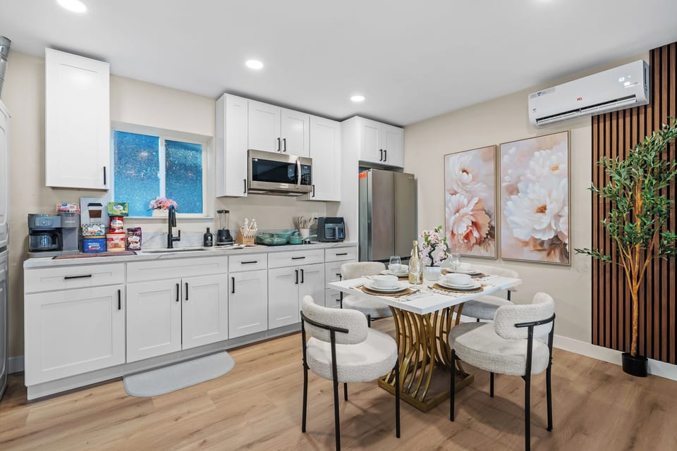 Modern kitchenette with everything you need to prepare simple meals.