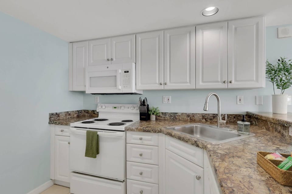 Fresh seafood, takeout from Flippers on the Bay, or your favorite morning coffee—this kitchen is ready for whatever your vacation appetite calls for.