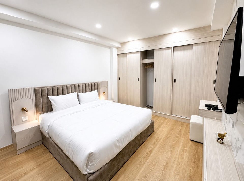 Suite | Desk, laptop workspace, WiFi (free)