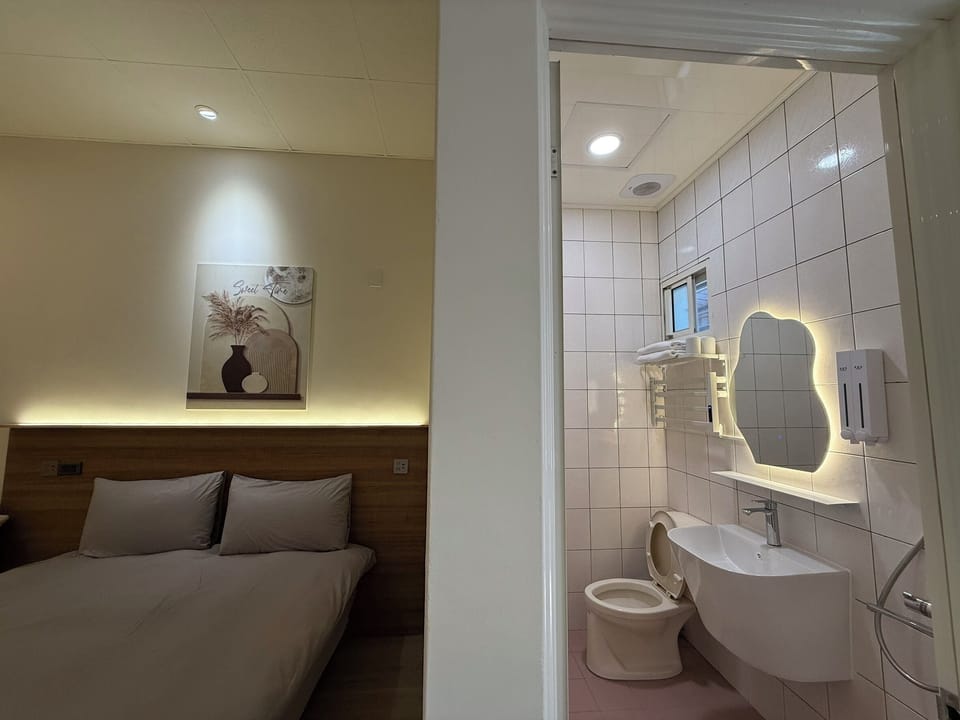 Classic Double or Twin Room, Patio | Laptop workspace, WiFi (free)