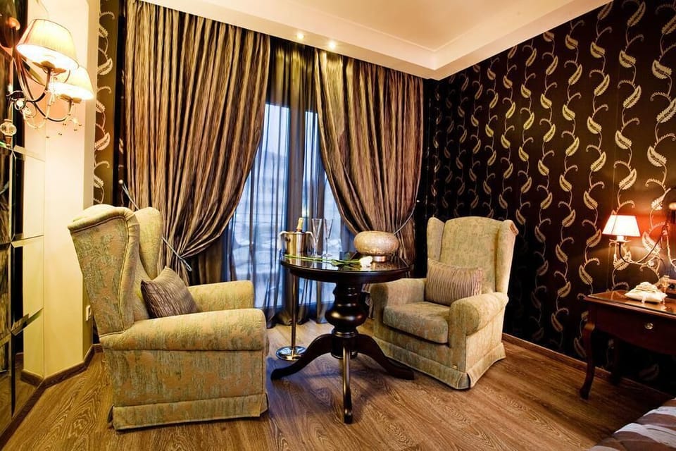 Junior Suite, Pool View | In-room safe, desk, laptop workspace, soundproofing