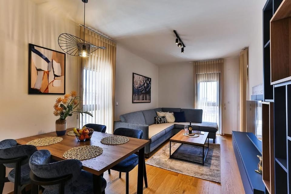 Deluxe Apartment, Balcony, City View | Dining