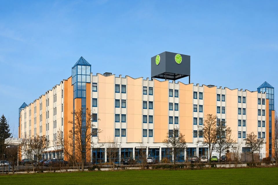 Hotel Exterior [summer]
