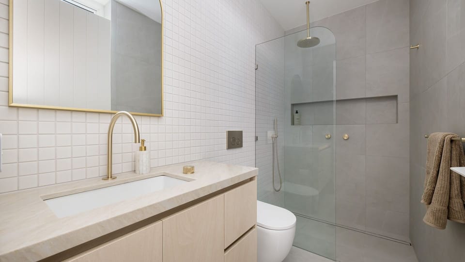 Main Bathroom with Walk in Shower 