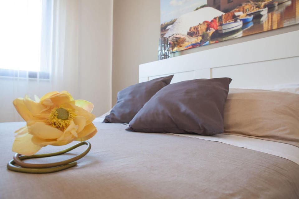 Premium bedding, desk, cribs/infant beds, rollaway beds