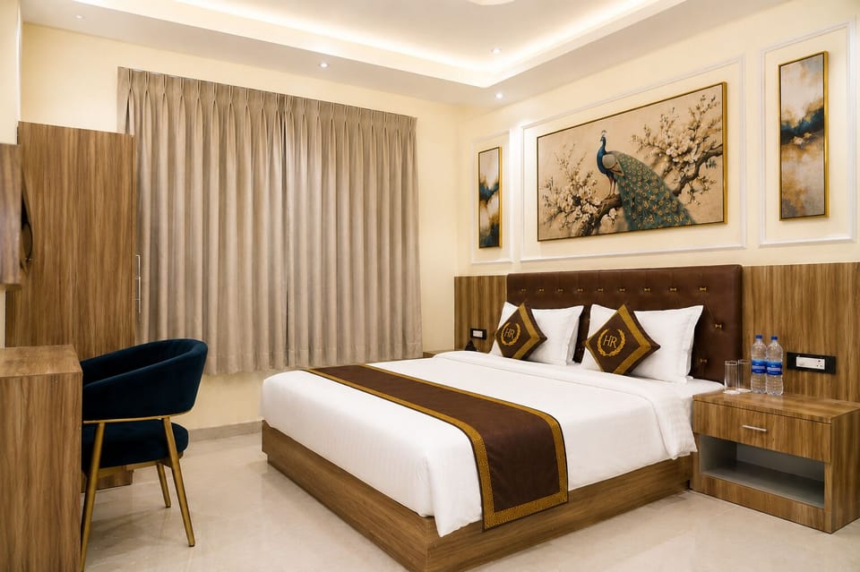Deluxe Single Room | In-room safe, desk, laptop workspace, blackout drapes