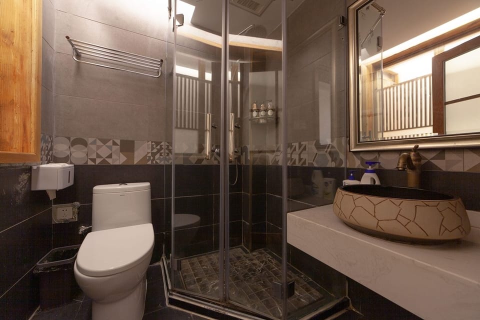 Comfort Triple Room, 2 Queen Beds, Pets Allowed | Bathroom | Shower, free toiletries, hair dryer, slippers