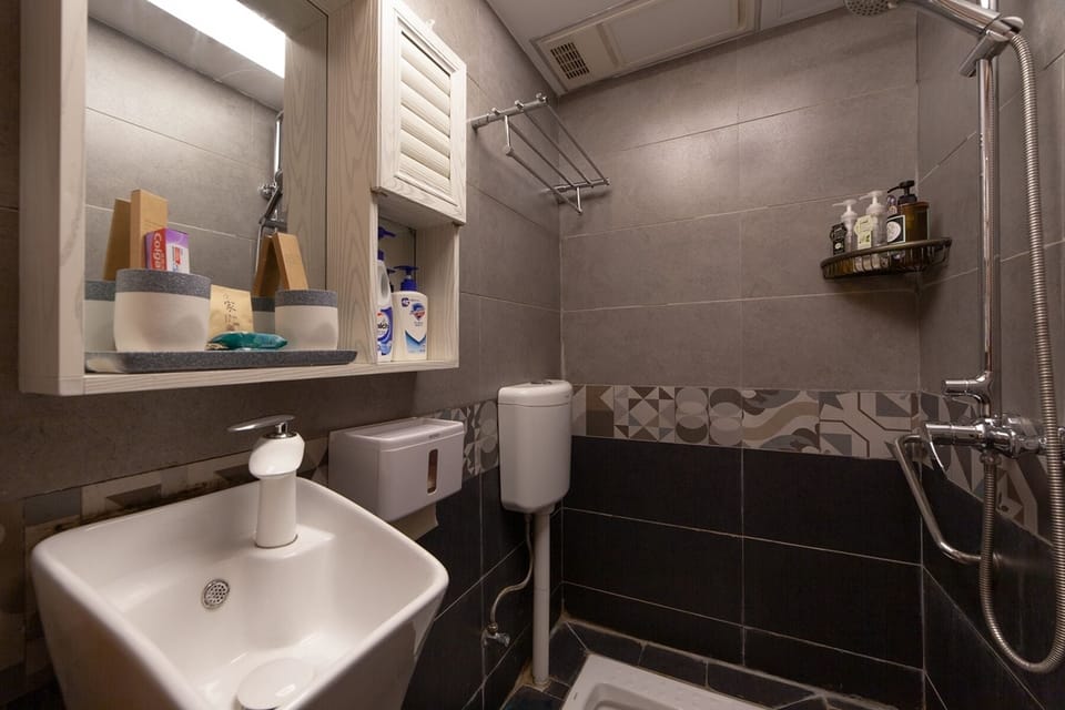 Comfort Single Room | Bathroom | Shower, free toiletries, hair dryer, slippers