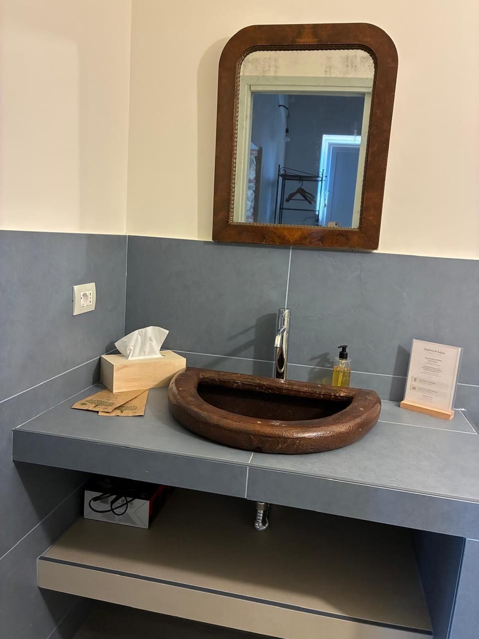 La casa del toro - Sinistra | Bathroom | Rainfall showerhead, hair dryer, bidet, soap