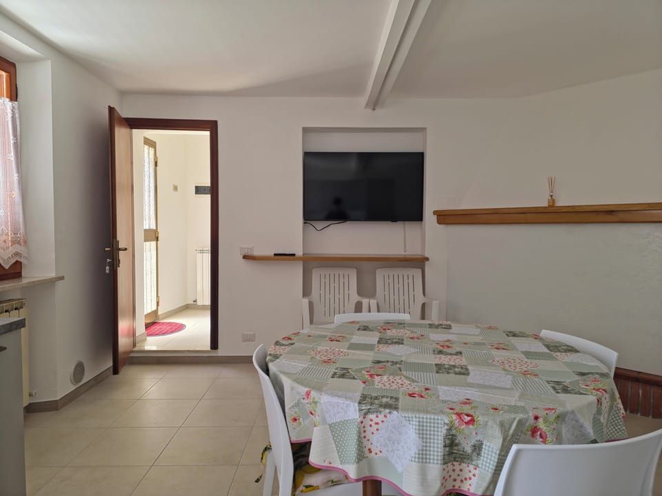 Comfort Townhome, Non Smoking | Dining