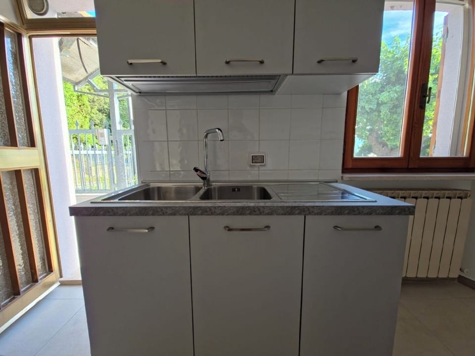 Comfort Townhome, Non Smoking | Private kitchen | Full-size fridge, microwave, oven, stovetop