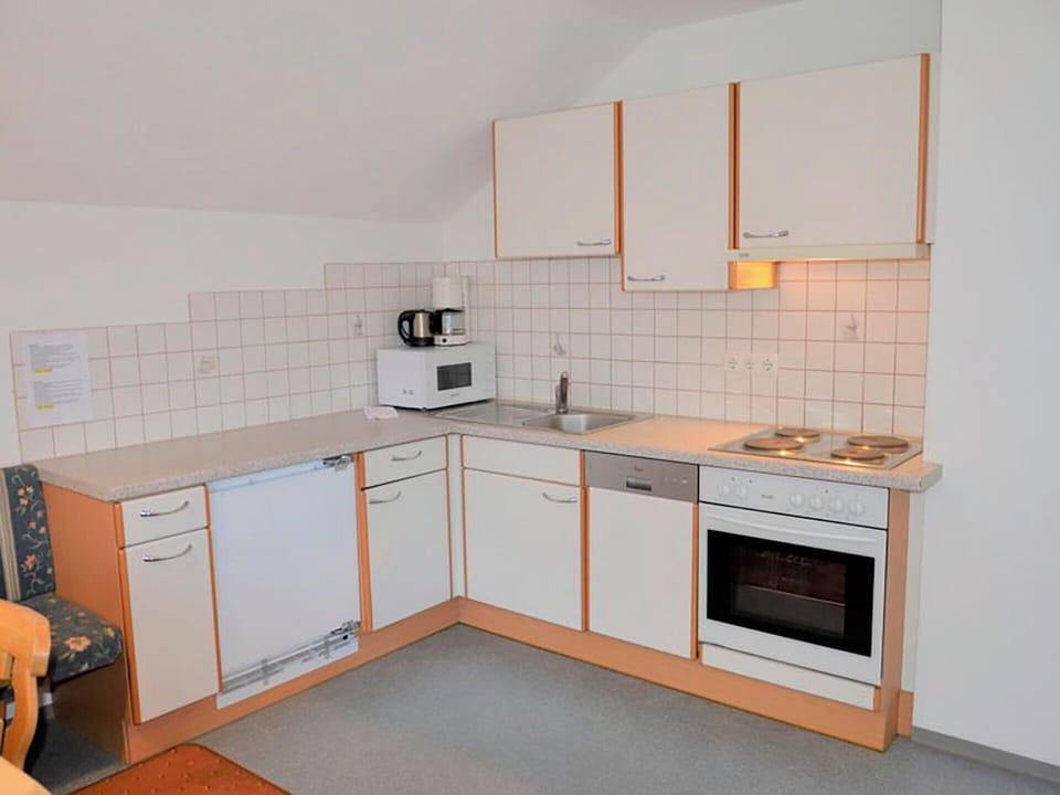 Kitchen, Kitchen Sink, Kitchen Appliance, Major Appliance, Countertop, Sink, Interior Design, Plumbing Fixture, Flooring, Tap