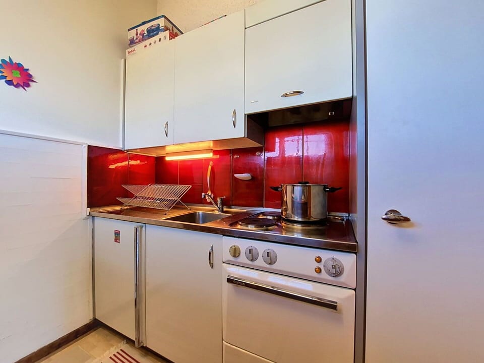 Kitchen Appliance, Kitchen, Major Appliance, Countertop, Flooring, Interior Design, Kitchen Stove, Cabinetry, Floor, Home Appliance